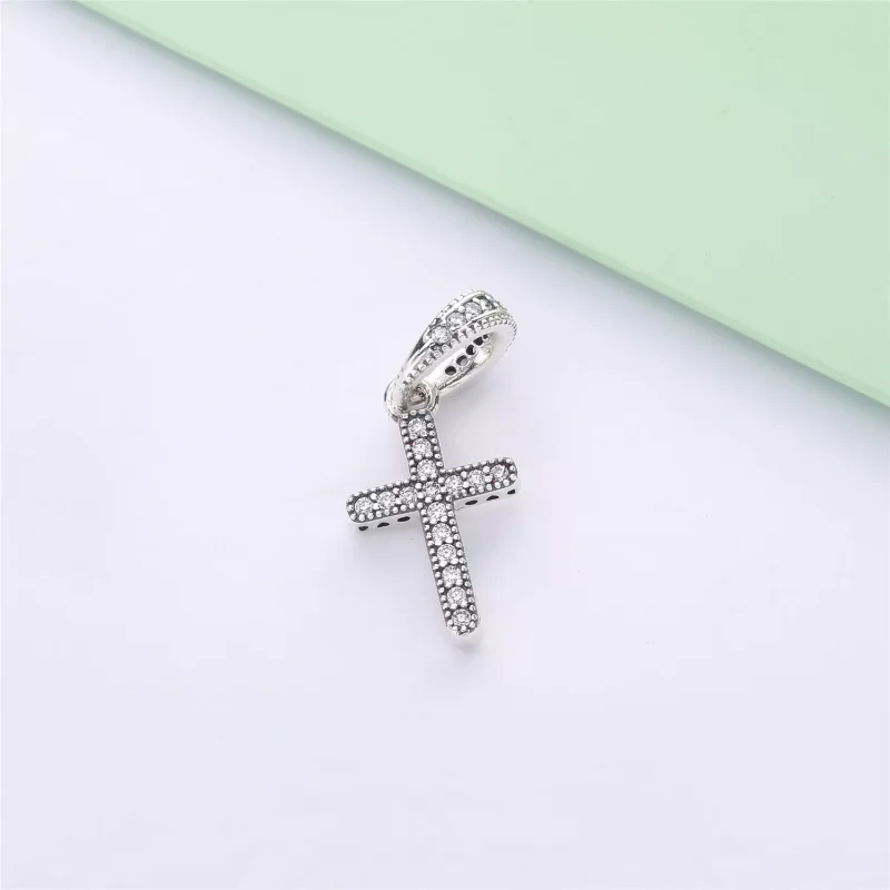 (kuva) Classic Cross Pendant - 397571CZ - Kaulakorut ja riipukset | PANDORA - Näytä 3