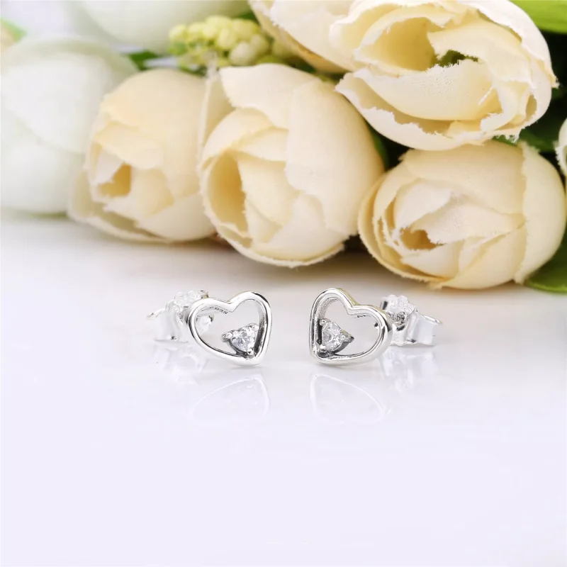 (kuva) Asymmetric Hearts of Love Nappikorvakorut - 297813CZ - Korvakorut | PANDORA - Näytä 3