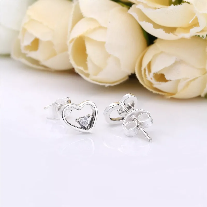 (kuva) Asymmetric Hearts of Love Nappikorvakorut - 297813CZ - Korvakorut | PANDORA - Näytä 4