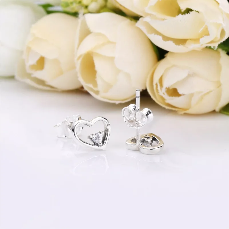 (kuva) Asymmetric Hearts of Love Nappikorvakorut - 297813CZ - Korvakorut | PANDORA - Näytä 5