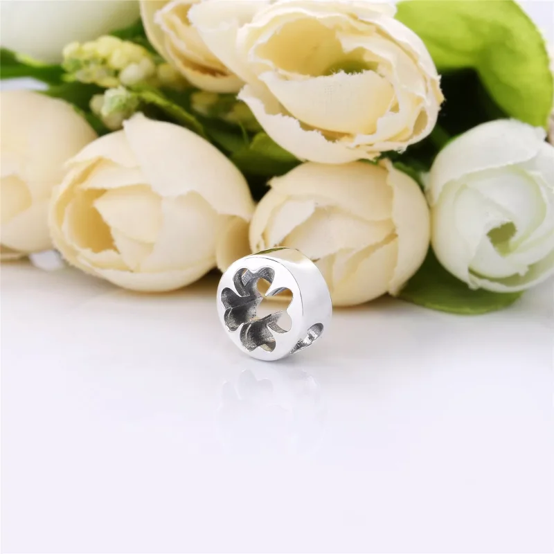 (kuva) Clover Cut Out Charm - 797868 - Helat | PANDORA - Näytä 3