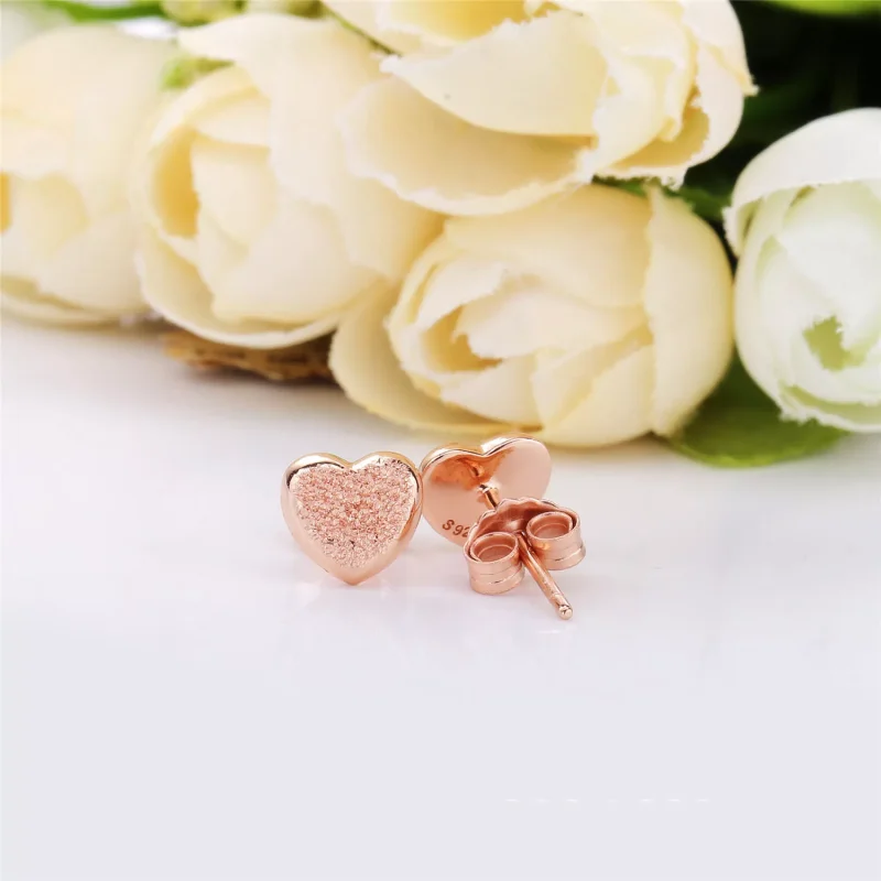 (kuva) PANDORA Rose nappikorvakorut - Matte Brilliance Hearts - Näytä 3
