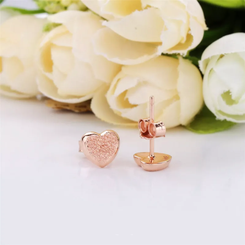 (kuva) PANDORA Rose nappikorvakorut - Matte Brilliance Hearts - Näytä 4