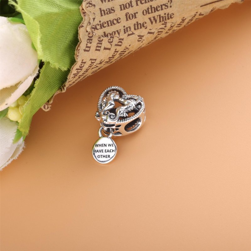 (kuva) PANDORA Openwork Seahorses Heart Charm - 798949C00 - Näytä 2
