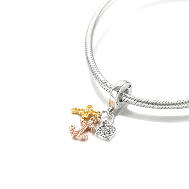 (kuva) PANDORA Kolmivärinen Risti, Sydän ja Ankkuri Ripustin Charm - 799354C01 - Näytä 5