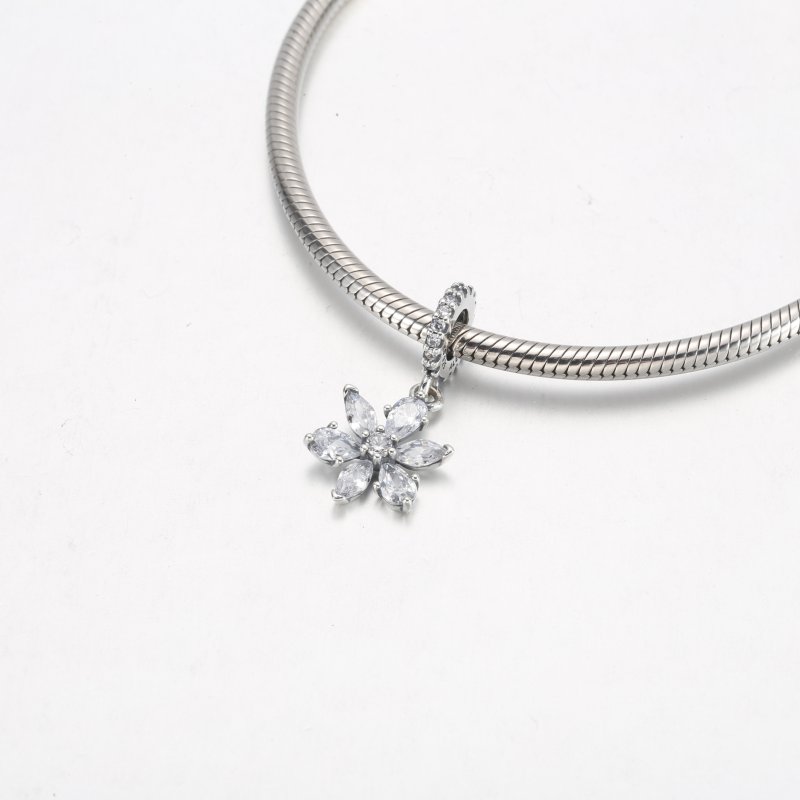 (kuva) PANDORA Sparkling Herbarium Cluster Dangle Charm - 792382C01 - Näytä 7