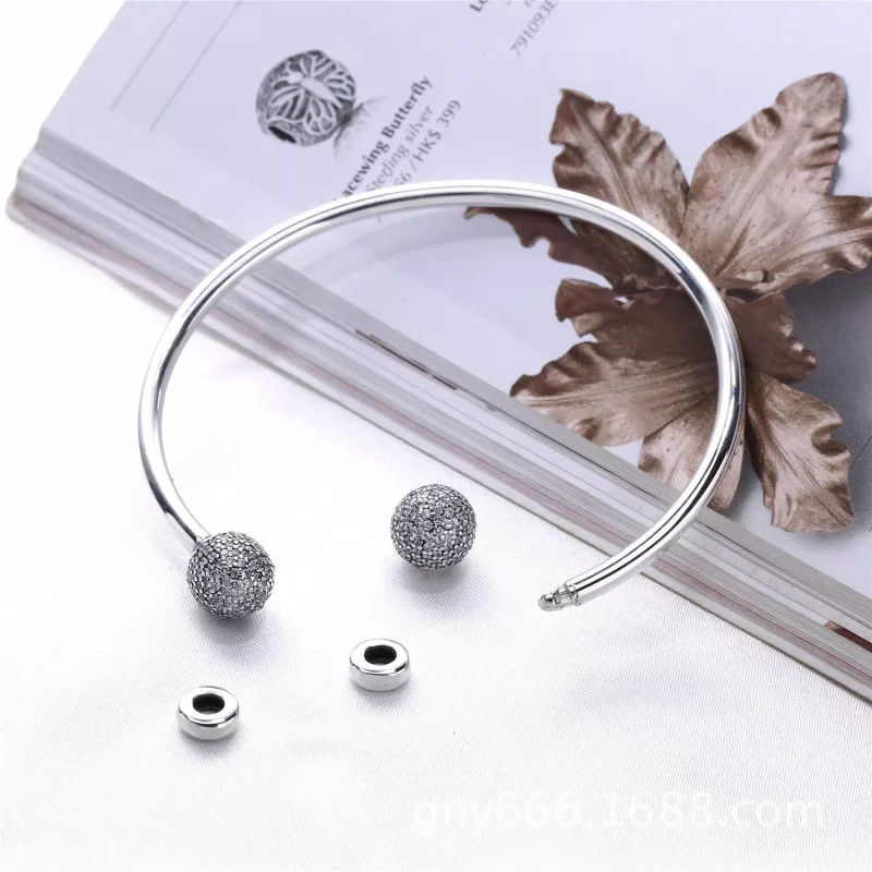 (kuva) Moments Silver Open Bangle, Pavé Caps - 596438CZ - Rannekorut | PANDORA - Näytä 5