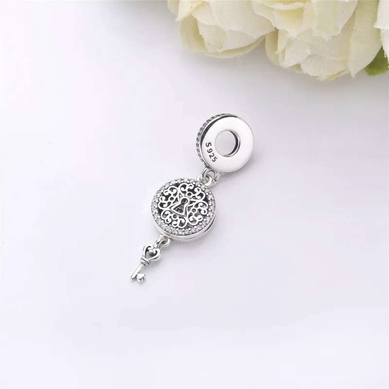 (kuva) Regal Love Key Pendant Charm - 797660CZ - Helat | PANDORA - Näytä 3