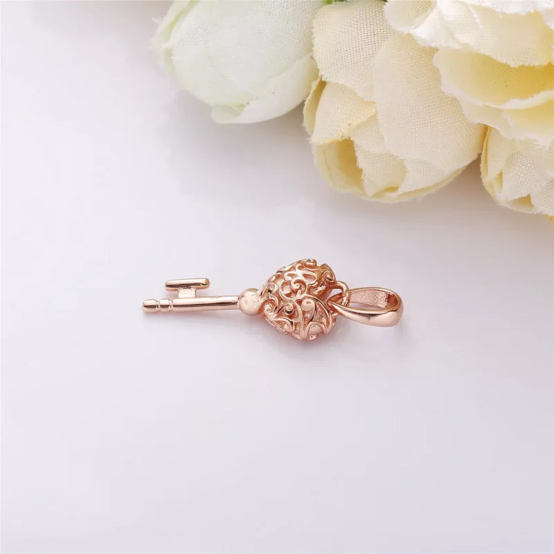 (kuva) Regal Key Pendant - 387725 - Kaulakorut ja riipukset | PANDORA - Näytä 2