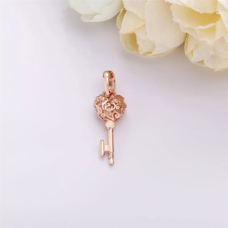 (kuva) Regal Key Pendant - 387725 - Kaulakorut ja riipukset | PANDORA - Näytä 3