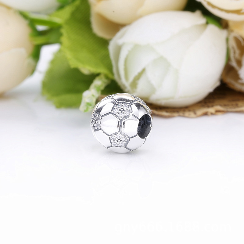 (kuva) PANDORA Kimaltava Jalkapallocharm - 798795C01 - Näytä 4